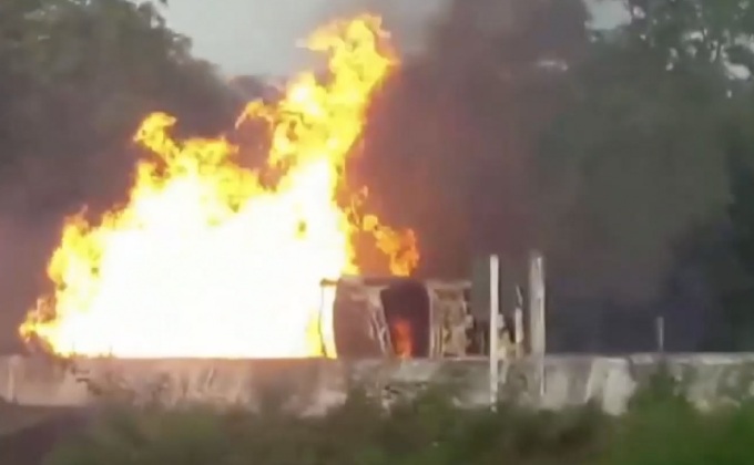 รถบรรทุกเอทานอลพลิกคว่ำเพลิงลุกไหม้คนขับสาหัส