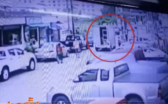 สาวยืนหน้าบ้านถูกประตูท้ายกระบะกระแทกบาดเจ็บ