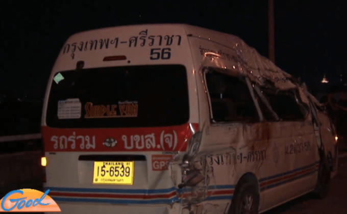 ญาติรับศพผู้เสียชีวิต เหตุรถตู้ชนแท่งแบริเออร์