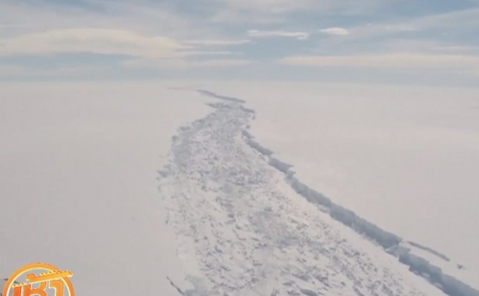 ภูเขาน้ำแข็งยักษ์แยกตัวจากทวีปแอนตาร์กติกา