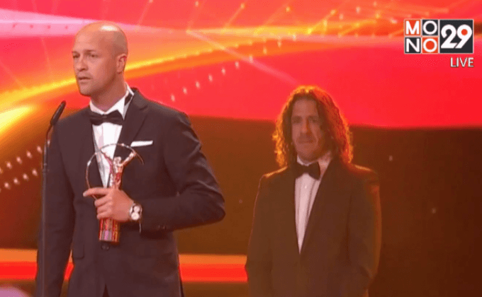 ลูกชายร่ำไห้รับรางวัลแทน “โยฮัน ครัฟฟ์”