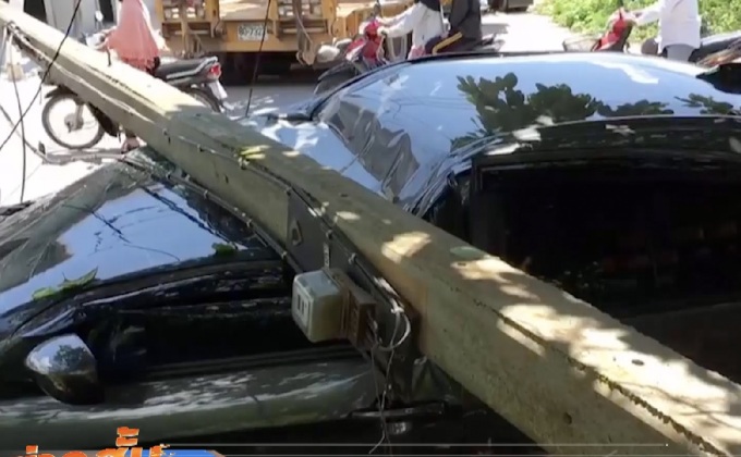 รถเครนเกี่ยวสายไฟทำเสาไฟล้มทับเก๋งพังทั้งคัน