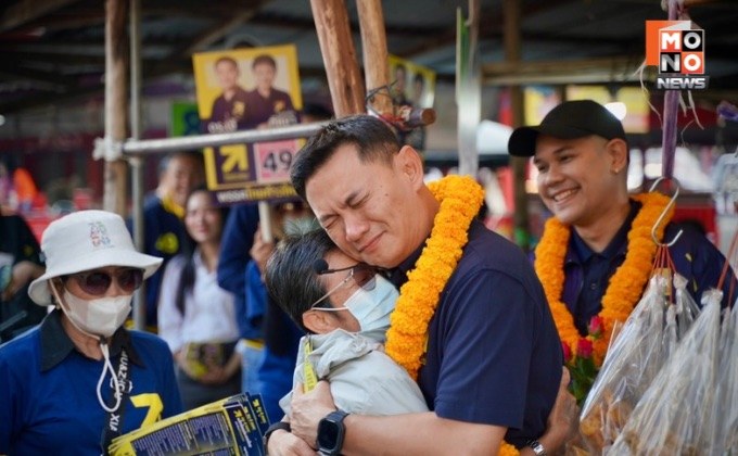 “ดร.สุชัชวีร์” เดินหาเสียงหลักสี่-จตุจักร  ปล่อยมุกหน้าร้านขายกา บอกซื้อกานี้แล้วอย่าลืมกาเบอร์ 49 ด้วย