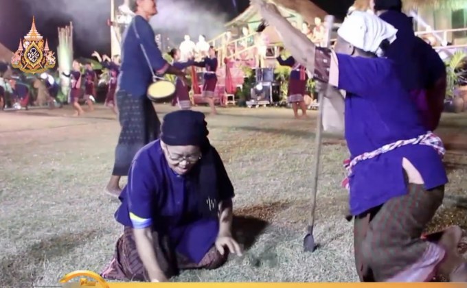 สุรินทร์จัดแสดงวิถีโบราณ หาปู ทอดแห แหย่ไข่มดแดง