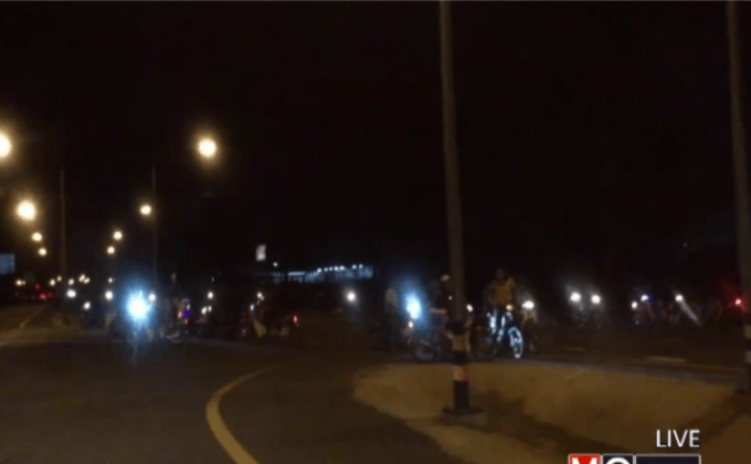 วัยรุ่นเมืองสุรินทร์ปิดถนนแข่งรถจักรยานยนต์