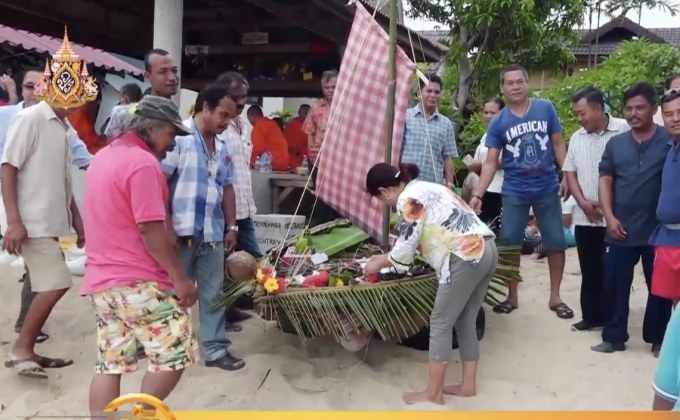 เกาะสมุยสืบทอดพิธีลอยเคราะห์ อายุกว่าร้อยปี