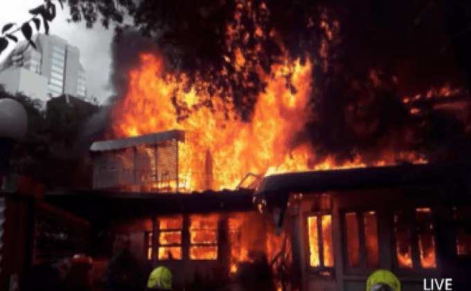 ไฟไหม้บ้านในย่านสาทรเสียหาย 2 หลัง