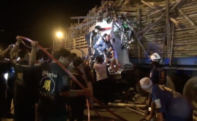 รถพ่วงบรรทุกไม้ชนท้ายกันคนขับบาดเจ็บสาหัส