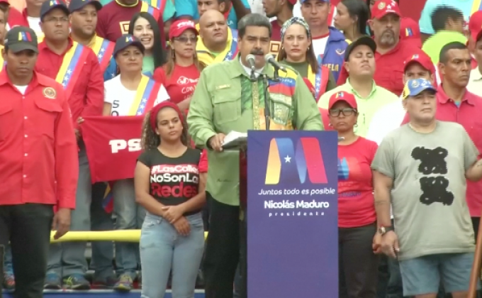 ​ผู้นำเวเนฯ พาตำนานนักเตะอาร์เจนฯ ขึ้นเวที