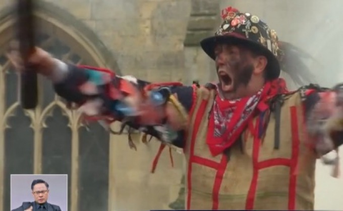 อังกฤษจัดแข่งขันกีฬาแปลก “Haxey Hood”