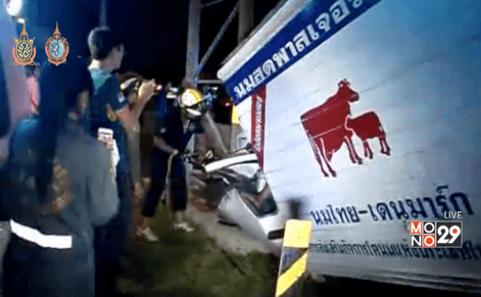 รถส่งนมพุ่งชนเสาไฟฟ้าเจ็บ 1 คน