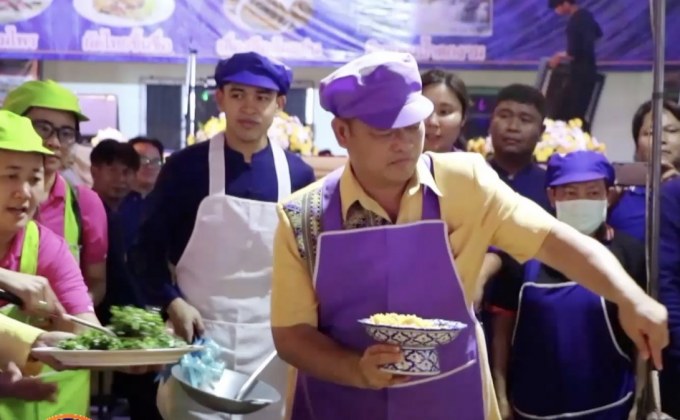 ผู้ว่าฯ เมืองสองแคว โชว์ผัดไทยลอยฟ้า
