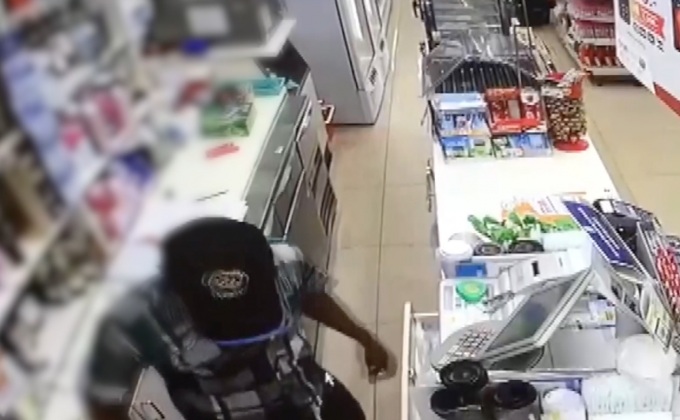 ชาวเมียนมาทำร้ายพนักงานร้านสะดวกซื้อ จ. เชียงราย