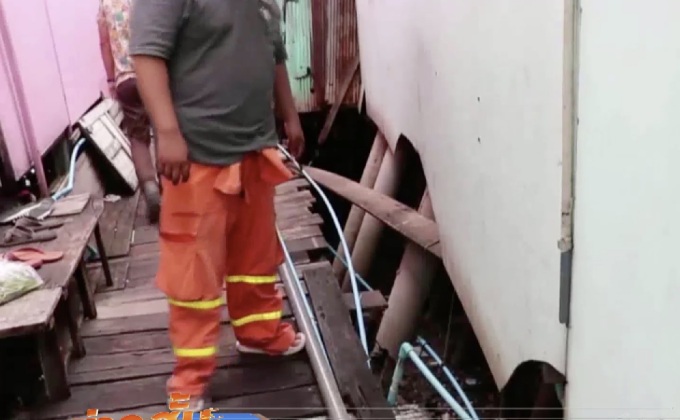 บ้านเชิงสะพานกรุงธนทรุดตัว