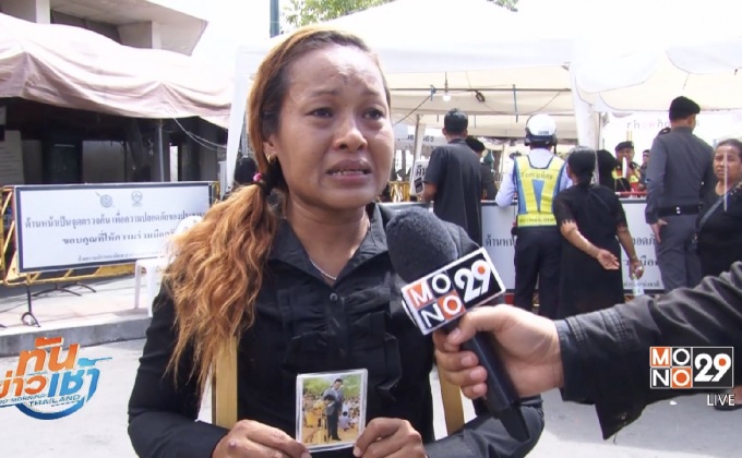 พสกนิกรทั่วไทยหลั่งไหลสักการะพระบรมศพ