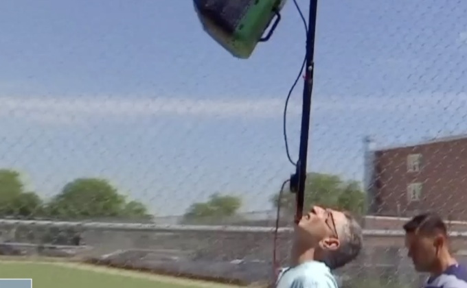 ชายอเมริกันทำสถิติเดินเลี้ยงเครื่องตัดหญ้าบนคาง