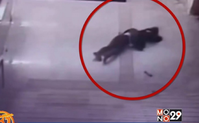 หญิงจีนตกบันไดหน้าฟาดพื้นขณะเล่นมือถือ