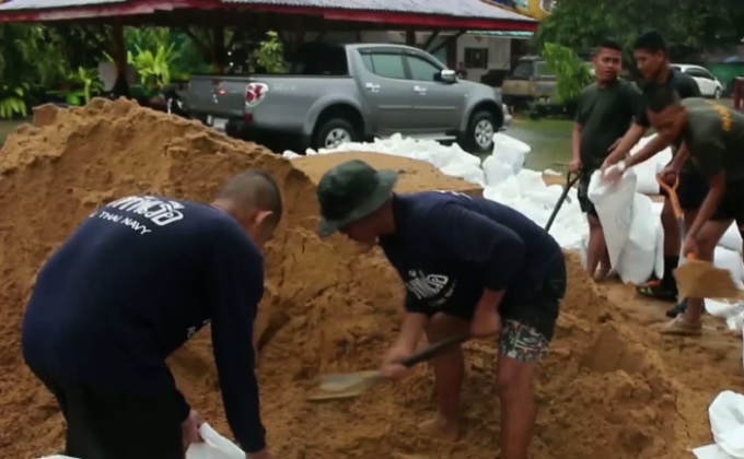 ทหารนราธิวาสเร่งบรรจุถุงทรายป้องกันน้ำท่วม