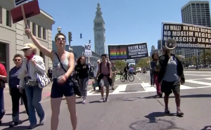 ชาวอเมริกันประท้วงขับไล่ “ทรัมป์”