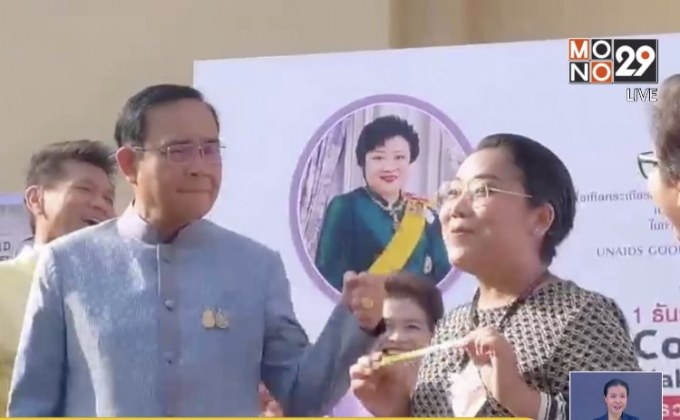 นายกฯ เขินถูกสาธิตวัดไซส์ถุงยาง
