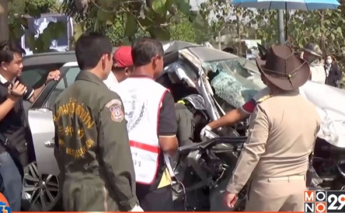 พนง.แบงก์ออมสิน ซิ่งรถเสียหลักชนต้นไม้ขาดสองท่อน