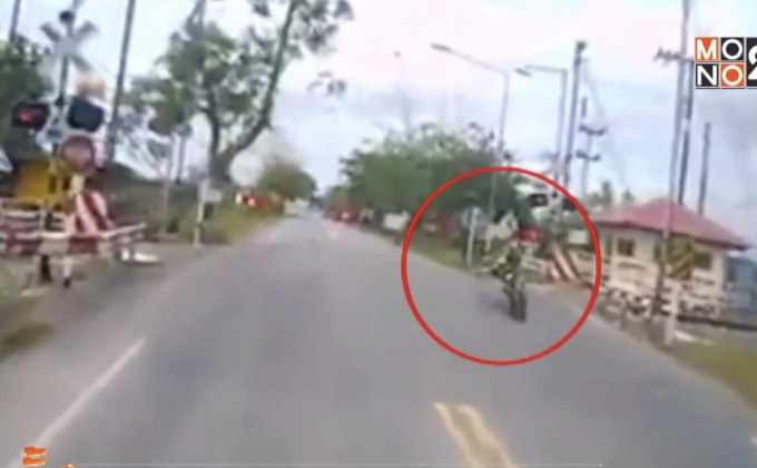 ตรวจสอบเหตุขี่จักรยานยนต์ชนเครื่องกั้นทางรถไฟ