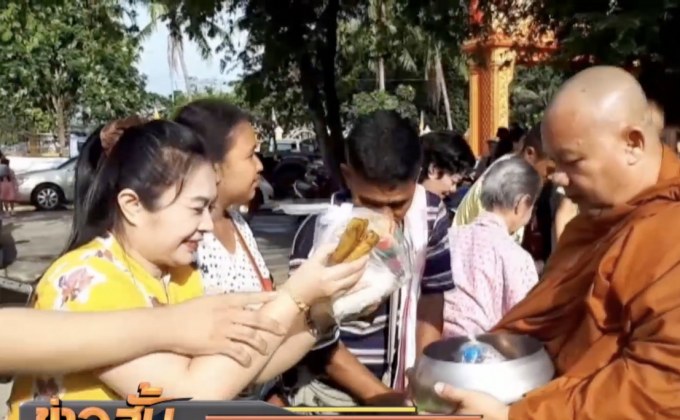 พุทธศาสนิกชนร่วมตักบาตรเทโวคึกคัก