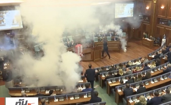 ฝ่ายค้านโคโซโวปาแก๊สน้ำตาป่วนประชุมรัฐสภา