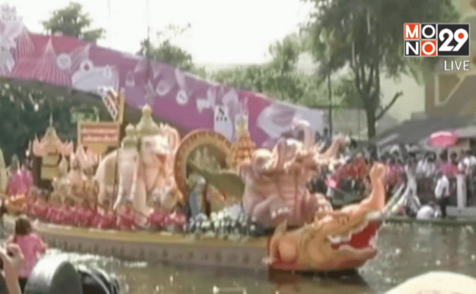 ประชาชนร่วมประเพณีโยนบัวก่อนออกพรรษา