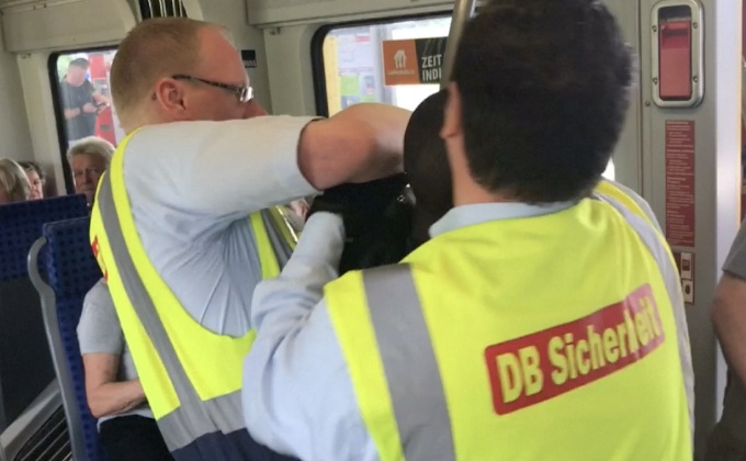 จนท.เยอรมันลากชายผิวสีออกจากรถไฟ