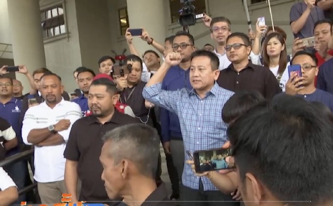 ศาลชั้นต้นตั้งข้อหาทุจริตคอรัปชั่นแก่อดีตนายกฯ มาเลเซีย