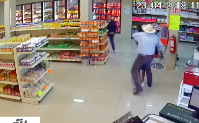 ลูกค้าใจกล้าจับโจรปล้นร้านสะดวกซื้อในเม็กซิโก