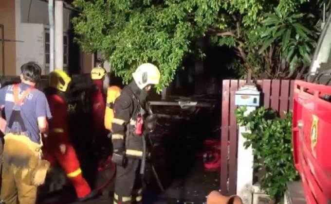 ไฟไหม้บ้านใน ซ.วิภาวดี 60 เสียหายทั้งหลัง