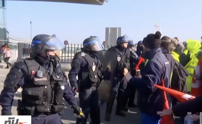 ตำรวจปะทะพนักงาน “แอร์ฟรานซ์” ผละงานประท้วง