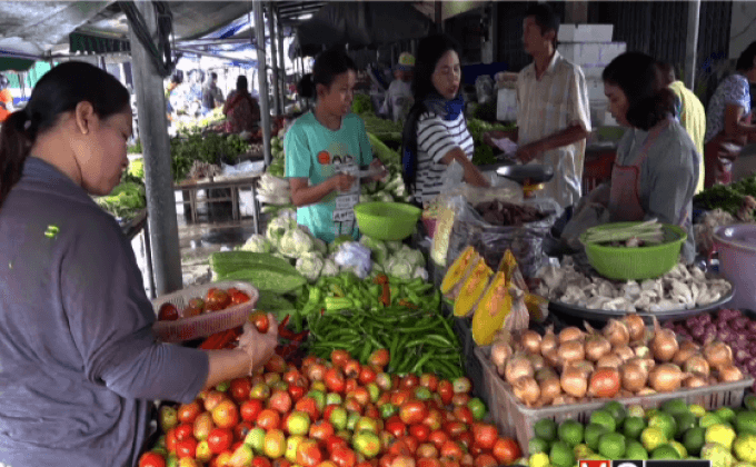 ชาวยะลาจับจ่ายเตรียมกินเจคึกคัก