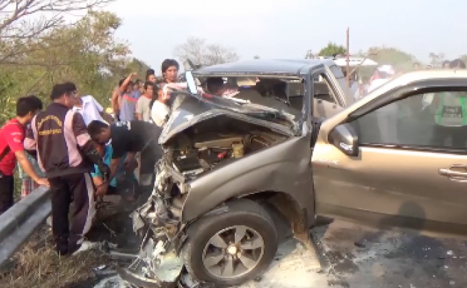 รถยนต์ชนประสานงากับรถรับส่งนักเรียน เจ็บ 20 คน