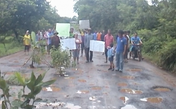 ชาวบ้านร้องทุกข์ถนนโลกพระจันทร์ ไร้หน่วยงานเหลียวแล