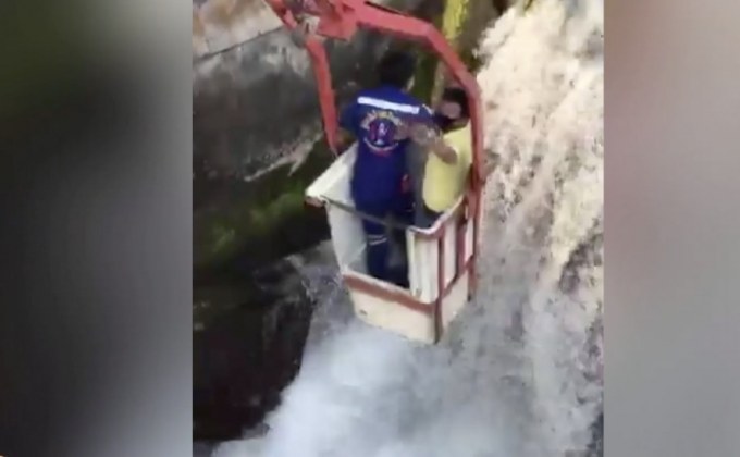 แห่ส่งกำลังใจกู้ภัยช่วยคุณลุงตกคลองชลประทานได้สำเร็จ!