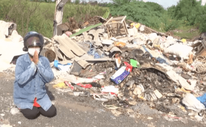 ชาวบ้านประชด! นั่งกราบกองขยะ หลังมือมืดแอบทิ้ง