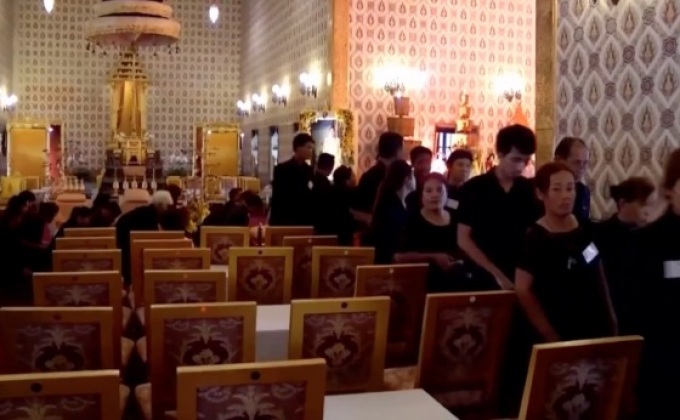 ประชาชนหลั่งไหลสักการะพระบรมศพ