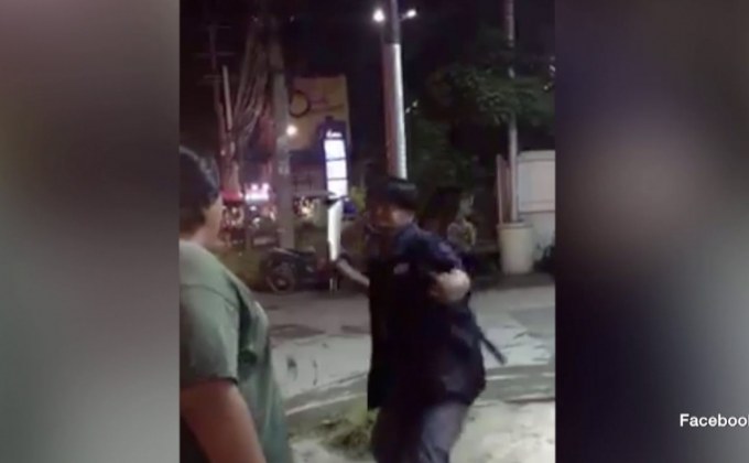 แจ้ง 3 ข้อหาคนขับรถตู้ชักมีดข่มขู่รถจักรยานยนต์