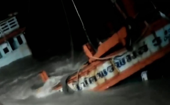 เรือประมงถูกคลื่นลมซัดจมลงอ่าวไทย