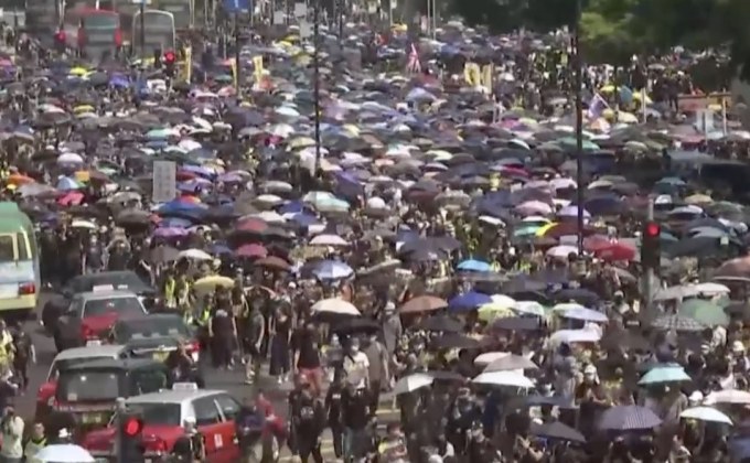 ชาวฮ่องกงประท้วงฝ่าฝืนคำสั่งห้ามตำรวจ