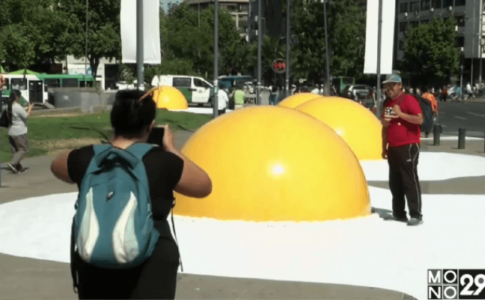 ศิลปะ 3 มิติ “ไข่ดาวยักษ์” ในชิลี