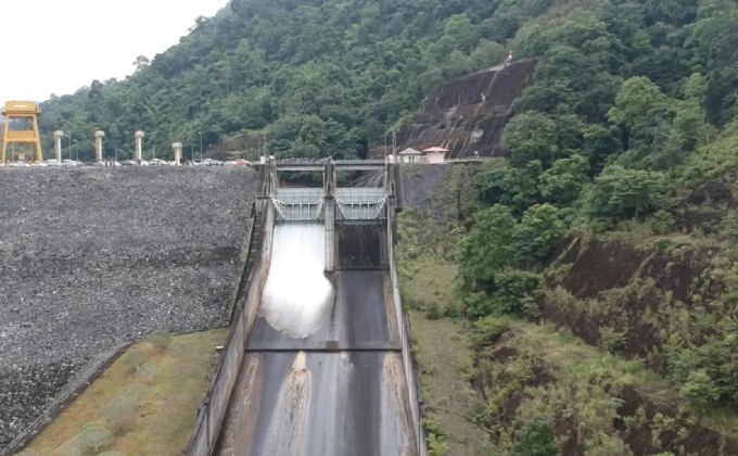 เขื่อนวชิราลงกรณ ปล่อยน้ำล้นสปิลเวย์ในรอบ 16 ปี