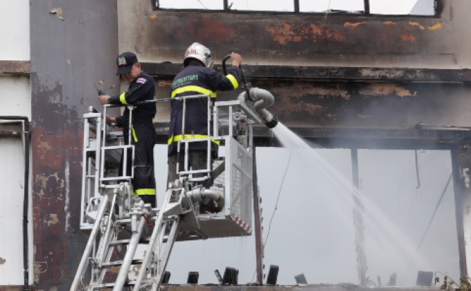 ไฟไหม้อาคารใกล้สะพานพุทธฯ เสียหาย 2 คูหา