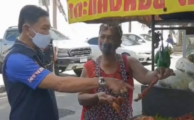 แม่ค้าบางเสร่แจงคิดเงินผิดไป 10 บาท