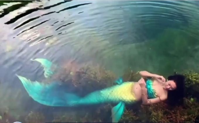 จีนเปิดคอร์สสอนว่ายน้ำแบบนางเงือก