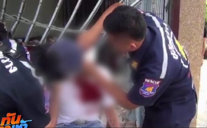 หนุ่มซิ่งรถหักหลบหกล้อ พุ่งชนบ้านคน เจ็บ 2 ราย