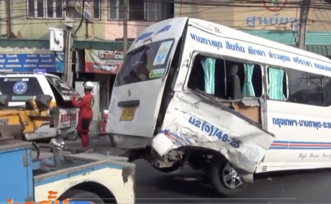 รถทัวร์เบรกแตกชนรถ 5 คัน จ่าทหารดับ 1